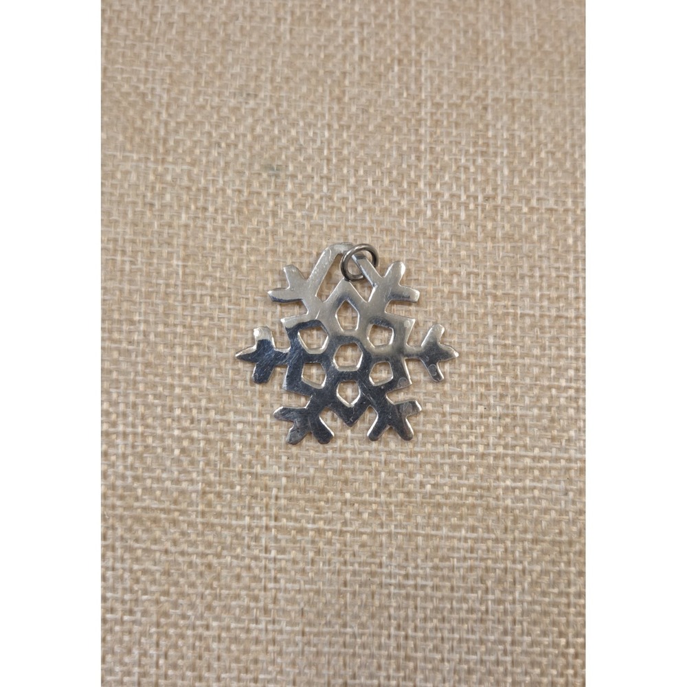 Vintage Sterling Silver 33mm Snowflake Cut Out Design Pendant